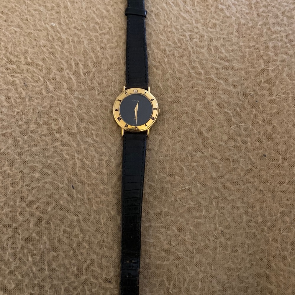 Gucci Women’s Watch w/Original Leather Band